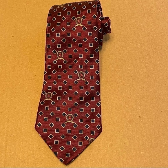 Tommy Hilfiger Men's 57” Necktie 100% Silk Maroon Foulard Pattern USA - Picture 1 of 7